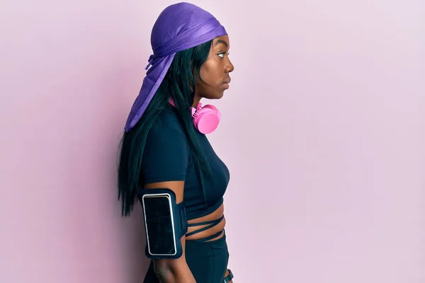 Ung Afrikansk Amerikansk Kvinna Bär Gym Kläder Och Använda Hörlurar — Stockfoto