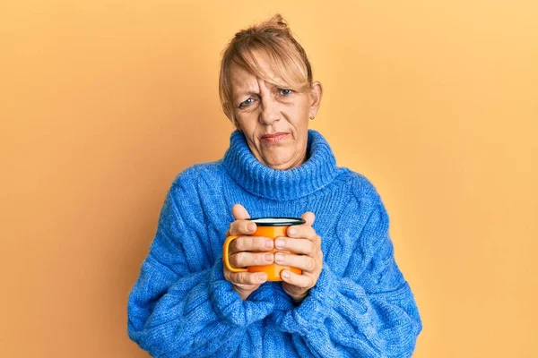 Mulher Loira Meia Idade Bebendo Uma Xícara Café Sem Noção — Fotografia de Stock