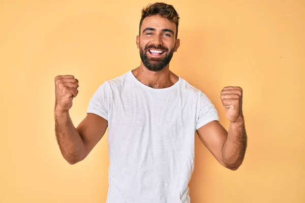 Joven Hispano Vestido Con Ropa Casual Gritando Orgulloso Celebrando Victoria — Foto de Stock