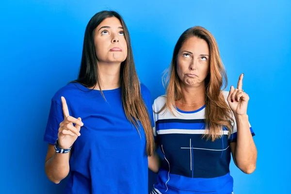 Mavi Arka Plan Üzerine Gündelik Giysiler Giymiş Spanyol Bir Aile — Stok fotoğraf
