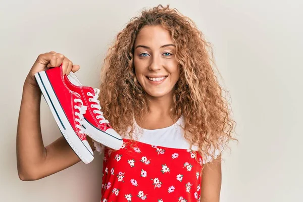 Красива Біла Дівчина Підліток Тримає Червоне Казуальне Взуття Виглядає Позитивно — стокове фото