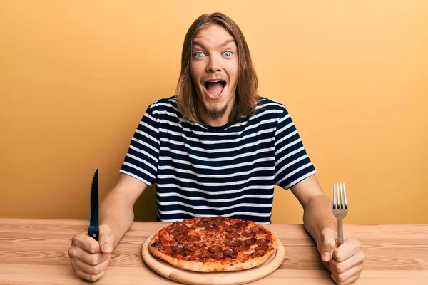 Bonito Homem Caucasiano Com Cabelos Longos Comendo Pizza Pepperoni Saboroso — Fotografia de Stock