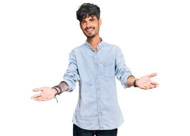 Gündelik kıyafetler giyen, neşeli gülümseyen, yardım eli uzatan ve kabullenen genç İspanyol adam.. 