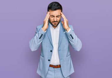 İspanyol asıllı genç bir adam iş ceketi giyiyor. Baş ağrısı çekiyor. Acı ve migren yüzünden çaresiz ve stresli. Eller başının üstünde.. 