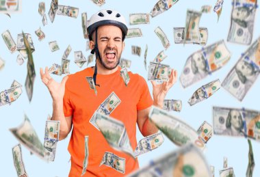 Bisiklet kaskı takan genç, çılgın ve başarıyı kutlayan kollarını kaldırmış, gözlerini kapatmış heyecanlı çığlıklar atan yakışıklı bir adam. Kazanan konsept