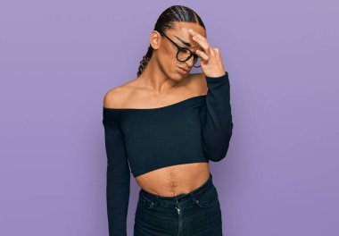 Makyaj yapan, uzun saçlı, kadın kıyafetleri giyen, burnu ve gözleri ovuşturan, yorgun ve başı ağrıyan İspanyol transseksüel bir adam. Stres ve hüsran kavramı. 