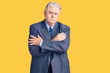 Kış soğuğu için titreyen ve soğuktan donan iş ceketi giyen yaşlı gri saçlı adamın yüzünde üzgün ve şok edici bir ifade vardı. 