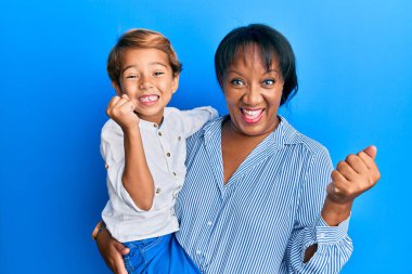 İspanyol anne ve oğul ailesi birbirine sevgiyle sarılıyor. Gururla bağırıyorlar, zaferi kutluyorlar ve kollarını kaldırarak çok heyecanlılar. 