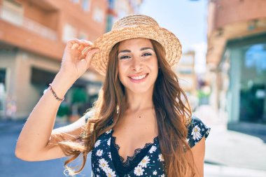 Genç İspanyol kadın tatilde. Gülümsüyor. Şehrin caddesinde mutlu yürüyüşler..