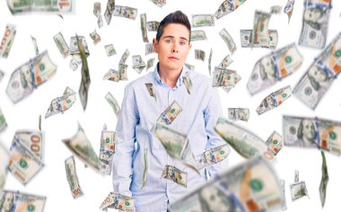 Kısa saçlı, iş kıyafetleri giyen, yüzünde ciddi bir ifadeyle rahatlamış genç bir kadın. Basit ve doğal bir şekilde kameraya bakıyorsun..