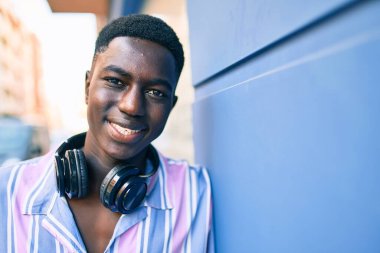 Şehrin caddesinde kulaklık kullanan Afrikalı genç bir Amerikalı..