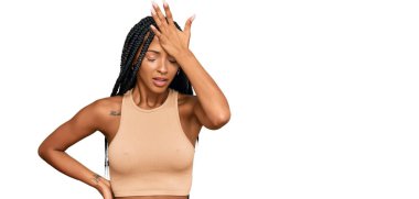 Gündelik giysiler giyen güzel İspanyol kadın bir hata sonucu el ele tutuşup şaşırdı. Hatayı hatırla. Unuttum, kötü hafıza kavramı. 