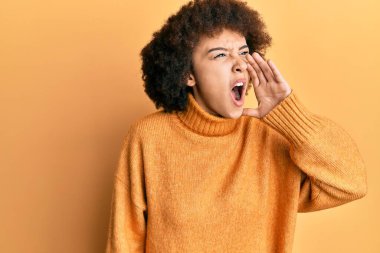 Kışlık yün kazak giyen genç İspanyol kız el ele tutuşarak bağırıyor ve çığlık atıyordu. iletişim konsepti. 