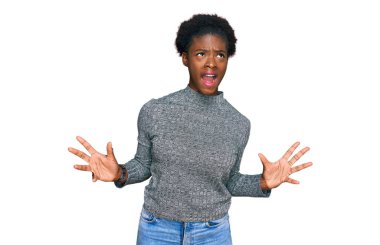 Genç Afro-Amerikan kızı, günlük kıyafetler giyip deli gibi bağırıyor ve agresif bir ifade ve kollarla bağırıyor. hüsran kavramı. 