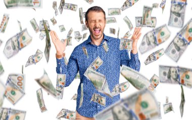 Gündelik kıyafetler giyen genç, çılgın ve çılgın başarıyı kutlayan kollarını kaldırmış, gözlerini kapatmış heyecanlı çığlıklar atan yakışıklı bir adam. Kazanan konsept