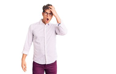 İş kıyafetleri ve gözlük takan genç yakışıklı bir adam hata için el ele şaşırdı. Hatayı hatırla. Unuttum, kötü hafıza kavramı. 