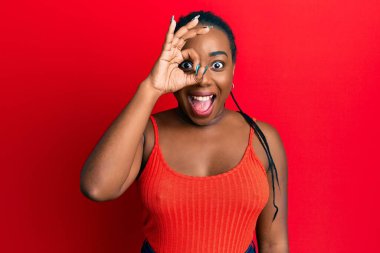 Genç Afro-Amerikan kadın tamam gözlerinde çılgın ve şaşkınlık dolu çığlıklar atarak başarıyı kutluyor.. 