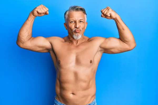 Hombre Pelo Gris Mediana Edad Pie Sin Camisa Haciendo Gesto — Foto de Stock