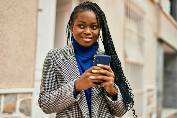 Jovem Mulher Negócios Afro Americana Sorrindo Feliz Usando Smartphone Cidade — Fotografia de Stock