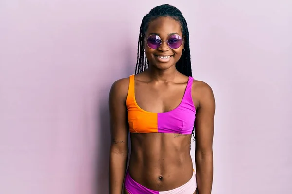 Mladá Afroameričanka Bikinách Slunečních Brýlích Šťastným Chladným Úsměvem Tváři Šťastný — Stock fotografie