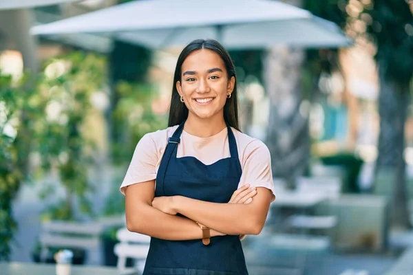 Joven Barista Latina Con Los Brazos Cruzados Sonriendo Feliz Cafetería —  Fotos de Stock