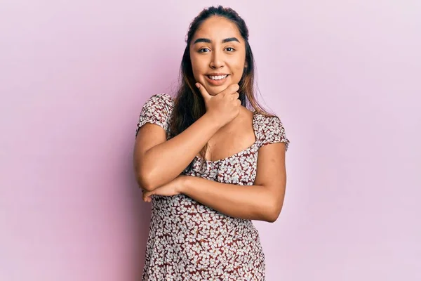 Νεαρή Λατίνα Γυναίκα Φορώντας Casual Ρούχα Που Αναζητούν Αυτοπεποίθηση Στην — Φωτογραφία Αρχείου