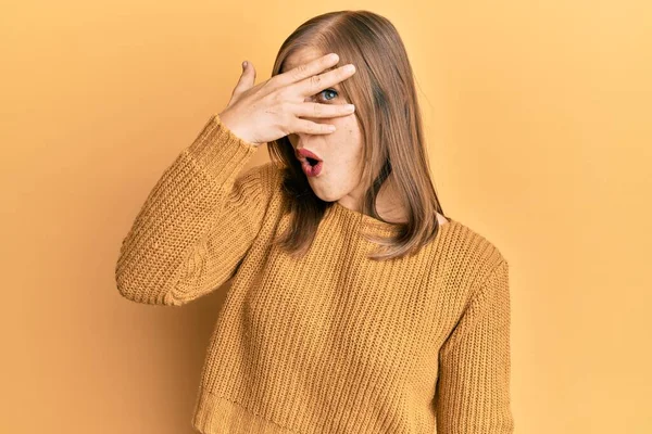 Bella Donna Caucasica Indossa Casual Inverno Maglione Sbirciando Shock Che — Foto Stock