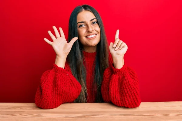 Mooie Latijns Amerikaanse Vrouw Casual Kleding Zittend Tafel Tonen Wijzen — Stockfoto