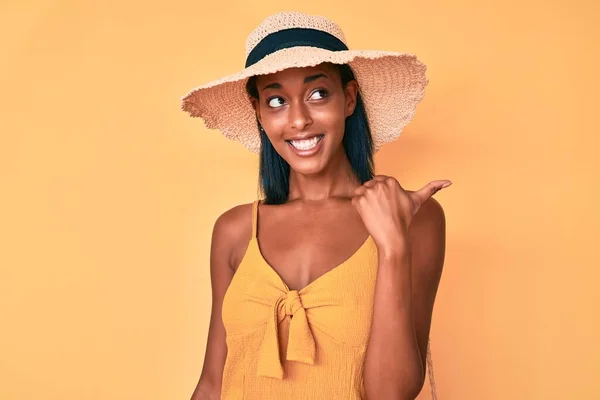 Mladý Africký Američan Žena Sobě Letní Klobouk Úsměvem Šťastný Obličej — Stock fotografie