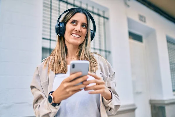 Young Caucasian Woman Smiling Happy Using Smartphone Headphones City — Stock Photo, Image