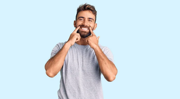 Jonge Spaanse Man Casual Kleding Glimlachend Met Open Mond Vingers — Stockfoto