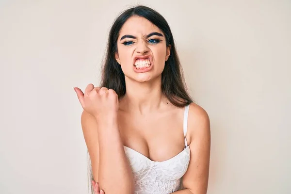 怒りで叫んでいる間に ブルネットのティーンエイジャーの女の子はエレガントな怒りと怒りを提起し 拳不満と激怒を上げる 怒りと攻撃的な考え方 — ストック写真
