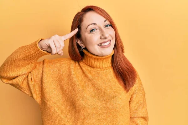 Mujer Pelirroja Hermosa Usando Suéter Invierno Casual Sobre Fondo Amarillo —  Fotos de Stock