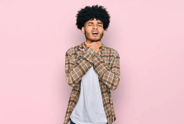 Ung Afrikansk Amerikansk Man Med Afro Hår Bär Casual Kläder — Stockfoto