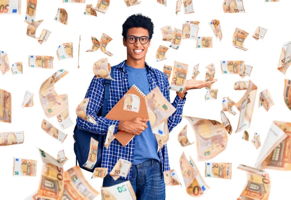 Junger Afrikanisch Amerikanischer Mann Studentenrucksack Buch Lächelnd Fröhlich Präsentiert Und — Stockfoto