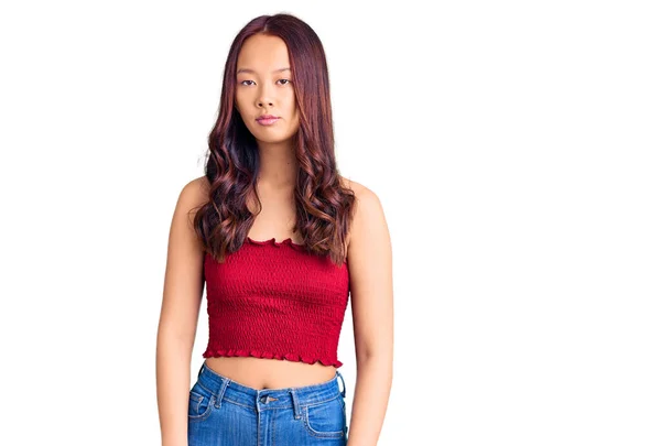 Fiatal Gyönyörű Kínai Lány Visel Alkalmi Ruhák Nyugodt Komoly Kifejezés — Stock Fotó