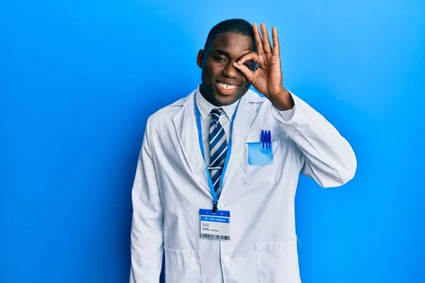 Молодой Африканский Американец Одетый Учёную Форму Улыбается Счастливо Делая Знак — стоковое фото