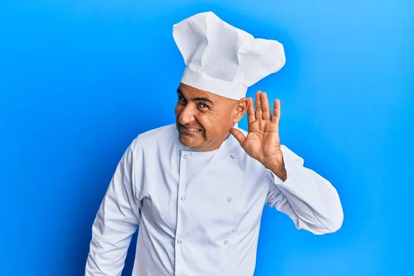 身穿职业厨师制服 头戴礼帽 两手空空地听谣言或流言蜚语的中东男子 聋的概念 — 图库照片