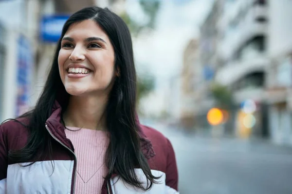 Menina Hispânica Jovem Sorrindo Feliz Cidade — Fotografia de Stock