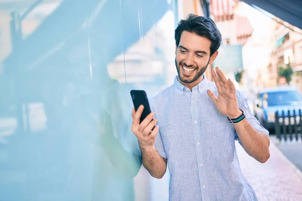 Молодий Іспаномовний Чоловік Посміхається Щасливий Робить Відеодзвінок Допомогою Смартфона Місті — стокове фото