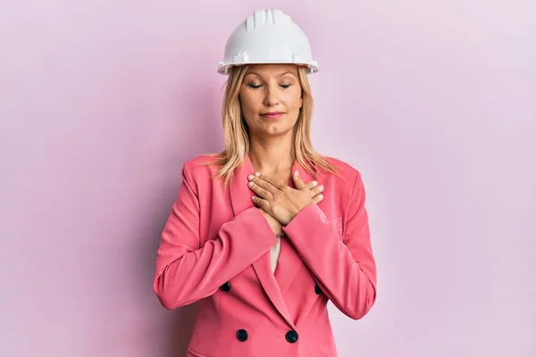 Mooie Blonde Vrouw Van Middelbare Leeftijd Met Een Architectenhelm Lachend — Stockfoto