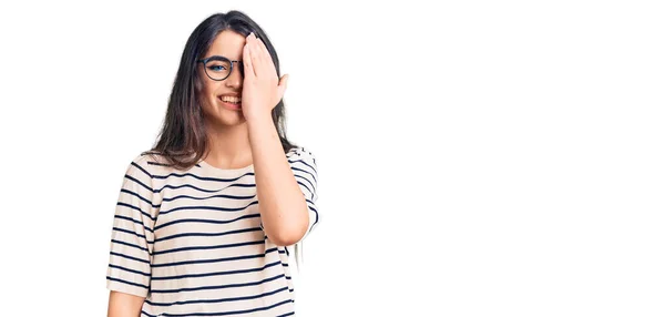 Brunetka Nastolatka Dziewczyna Noszenie Casual Ubrania Okulary Obejmujące Jedno Oko — Zdjęcie stockowe