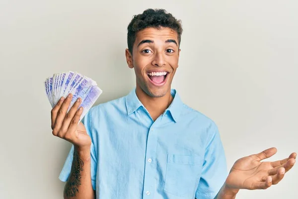 Joven Hombre Afroamericano Guapo Sosteniendo Billetes Coronas Suecas Celebrando Logro —  Fotos de Stock