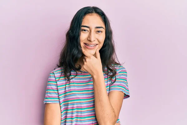 Menina Adolescente Hispânica Com Aparelho Dentário Vestindo Roupas Casuais Olhando — Fotografia de Stock