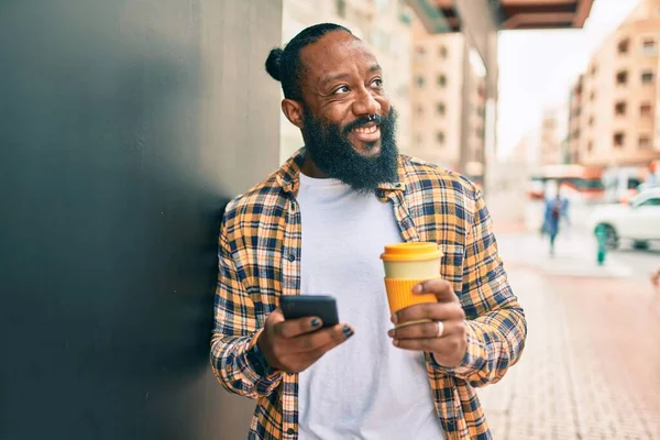 Hombre Afroamericano Con Barba Usando Teléfono Inteligente Escribiendo Enviando Mensajes —  Fotos de Stock