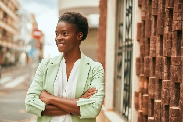 Молода Афроамериканська Комерсантка Схрещеними Руками Посміхається Місті — стокове фото