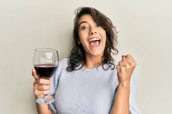 Giovane Donna Ispanica Bere Bicchiere Vino Rosso Urlando Orgoglioso Celebrando — Foto Stock