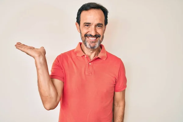 Hombre Hispano Mediana Edad Vistiendo Ropa Casual Sonriendo Alegre Presentando — Foto de Stock