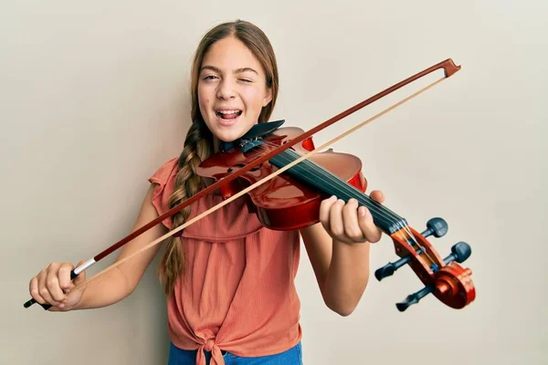 Menina Morena Bonita Tocando Violino Piscando Olhando Para Câmera Com — Fotografia de Stock