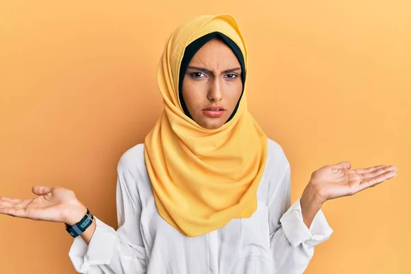 Jovem Morena Árabe Mulher Vestindo Tradicional Islâmico Hijab Cachecol Indolente — Fotografia de Stock